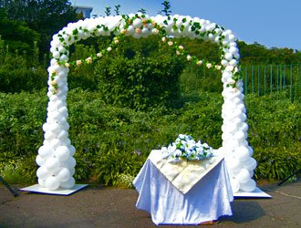 Какими шарами украшают свадебный зал?